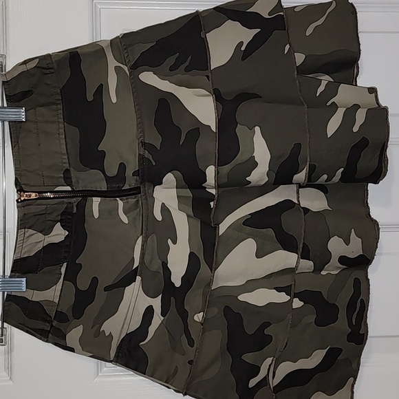 INC. Camo mini skirt Sz 0 - Picture 3 of 4